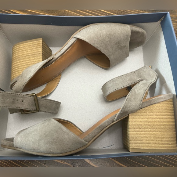 Universal Threads sandal heels. - Picture 3 of 5